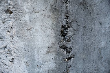 Eski beton duvarın kırık bölümü.