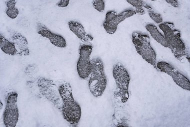 Şehrin sokaklarında biriken kar üzerindeki ayak izleri..
