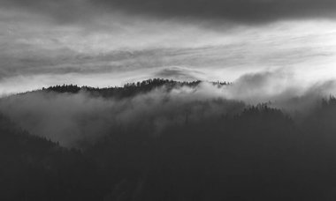 Dağlardaki sis siyah beyaz