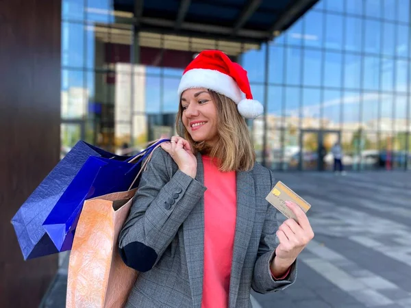 Retrato Mulher Adulta Feliz Usando Chapéu Papai Noel Sorrindo Olhando — Fotografia de Stock