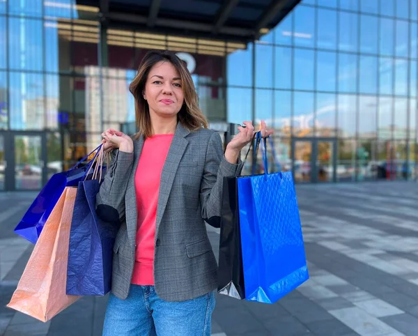 Mulher Bonita Adulta Positiva Livre Frente Shopping Center Com Sacos — Fotografia de Stock