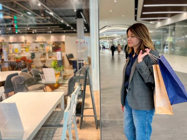 Mulher Atraente Caucasiano Jovem Interior Shopping Center Olhando Para Vitrine — Fotografia de Stock