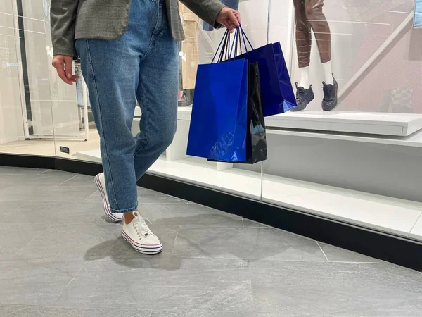 Mulher Segura Mão Sacos Compras Com Roupas Compradas Andando Shopping — Fotografia de Stock