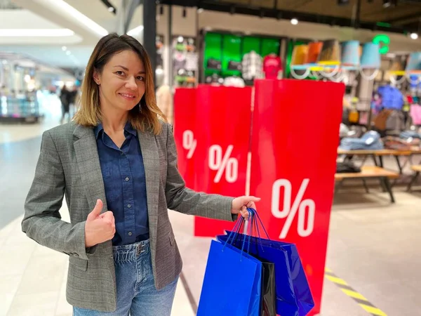 Uma Mulher Bonita Feliz Caucasiana Shopping Center Com Sacos Mão — Fotografia de Stock
