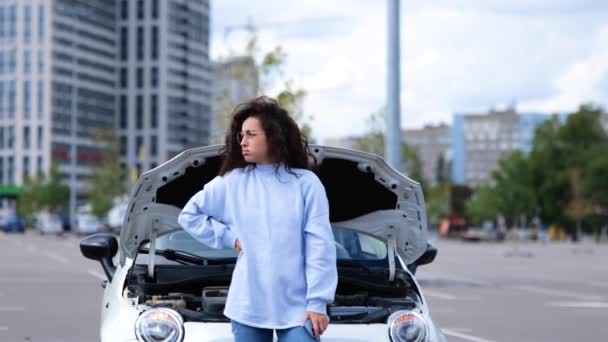 Dışarıda Kırık Bir Arabanın Yanında Durup Yardım Bekleyen Güzel Bir — Stok video
