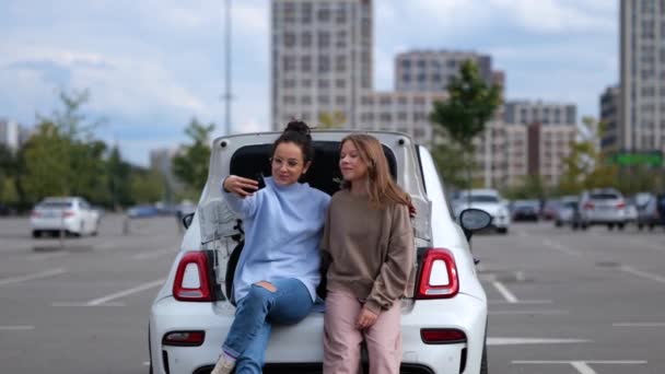 Neşeli Beyaz Güzel Bir Kadın Arabanın Bagajında Genç Bir Kızla — Stok video