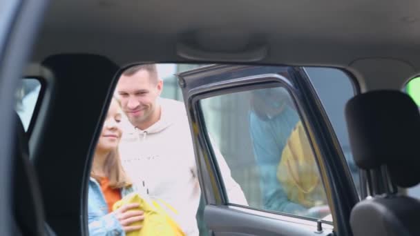 Молодой Заботливый Отец Открывает Дверь Машины Помогает Своей Дочери Подростку — стоковое видео