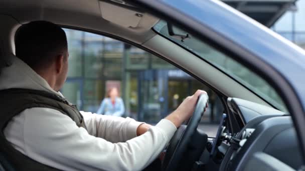 Arabada Oturan Bir Adam Pencereden Bakan Kızını Bekliyor Arkasında Oturan — Stok video