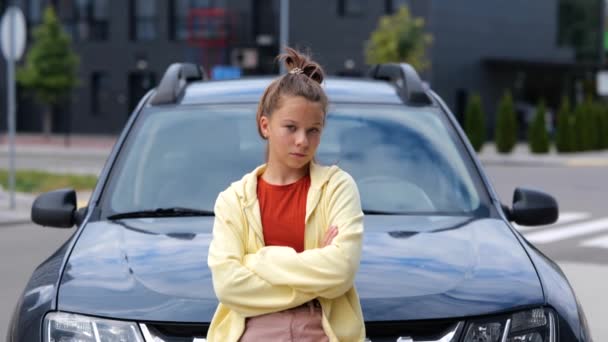 Câmera Movendo Para Caucasiano Bela Menina Adolescente Frente Carro Rua — Vídeo de Stock