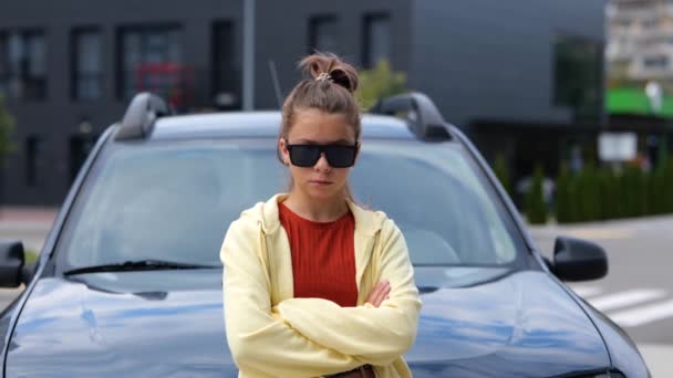 Muito Caucasiano Legal Jovem Adolescente Óculos Escuros Frente Carro Rua — Vídeo de Stock