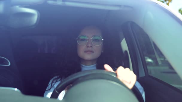 Hermosa Mujer Feliz Conduciendo Vehículo Mirando Carretera Día Soleado Conductora — Vídeos de Stock