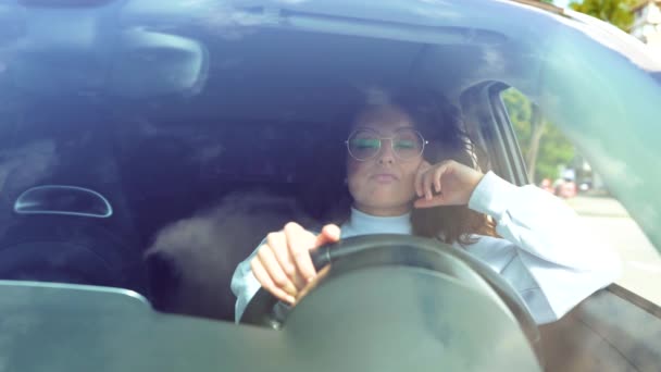 Close Triste Cansado Jovem Bela Mulher Sentada Dentro Carro Esperando — Vídeo de Stock