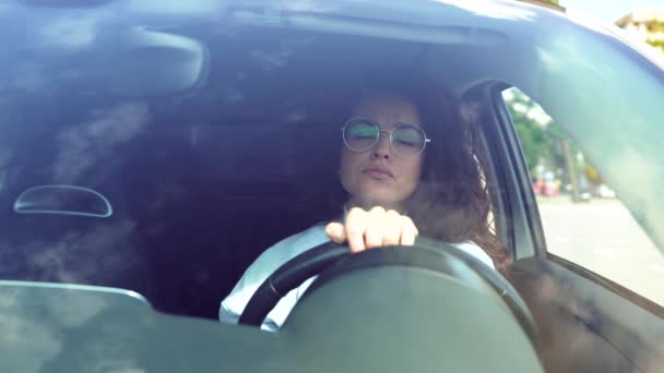 Close Cansado Impaciente Caucasiano Bela Mulher Motorista Sentado Carro Espera — Vídeo de Stock