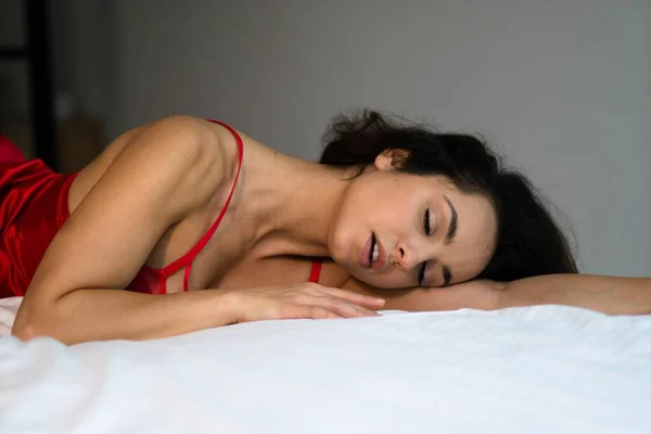 Caucasian Sexy Female Elegant Red Luxury Sleepwear Lying Bed Sexy — Fotografia de Stock