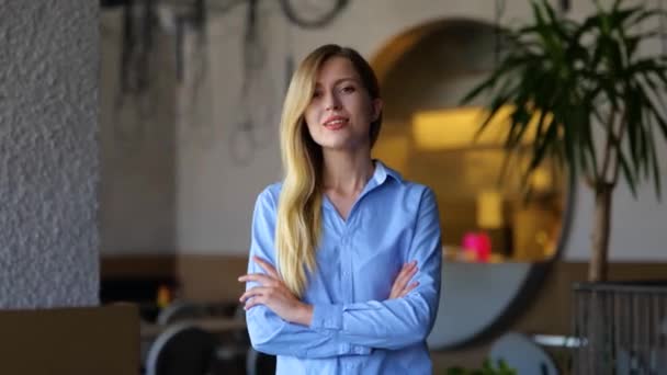 Caucasian Beautiful Young Business Lady Looking Camera Smiling While Standing — Αρχείο Βίντεο