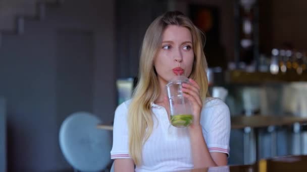 Close Joyful Young Beautiful Woman Sitting Cafeteria Drinking Ice Tea — Vídeo de Stock