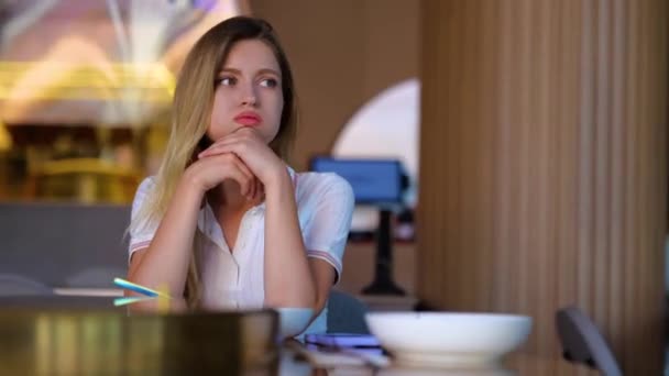Beautiful Young Woman Sitting Restaurant Alone Tapping Smartphone Waiting Date — Stok video