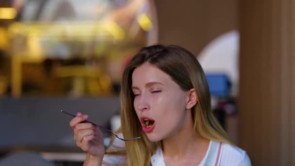Dekat Caucasian Perempuan Cantik Duduk Restoran Dan Makan Makanan Yang — Stok Video