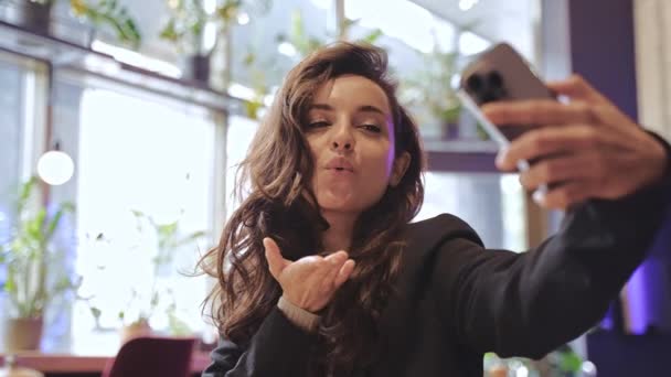 Close Gerak Lambat Wanita Kaukasia Cantik Dengan Rambut Coklat Panjang — Stok Video