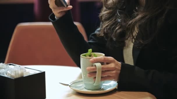 Close Câmara Lenta Mulher Branca Bonita Sentada Dentro Café Moderno — Vídeo de Stock