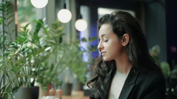 Beautiful Successful Caucasian Woman Wearing Black Jacket Sitting Restaurant Talking — Vídeo de stock