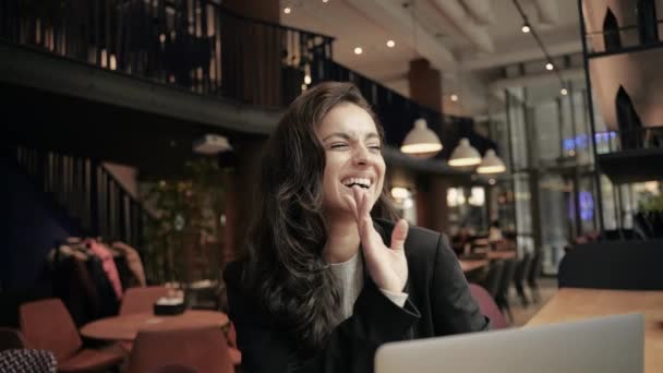 Zamknij Się Zwolnij Piękna Bizneswoman Pracująca Przy Komputerze Kawiarni Dziewczyna — Wideo stockowe