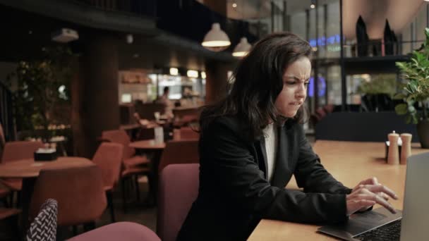 Jovem Mulher Negócios Caucasiana Sentada Café Mesa Madeira Trabalhando Remotamente — Vídeo de Stock