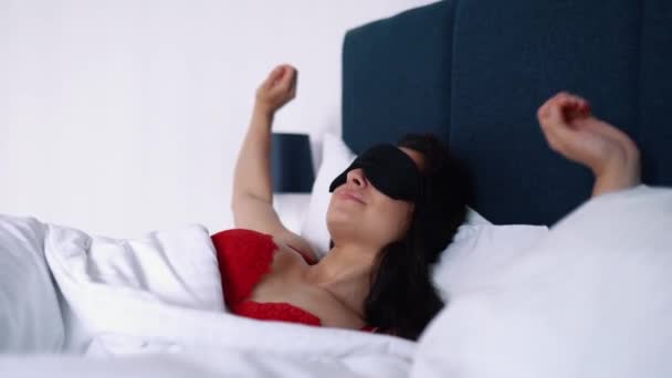 Sluiten Van Mooie Gelukkige Jonge Vrouw Slapen Bed Wakker Ochtend — Stockvideo
