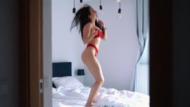 Blank Lekker Sexy Brunette Die Bed Springt Rood Ondergoed Zingt — Stockvideo