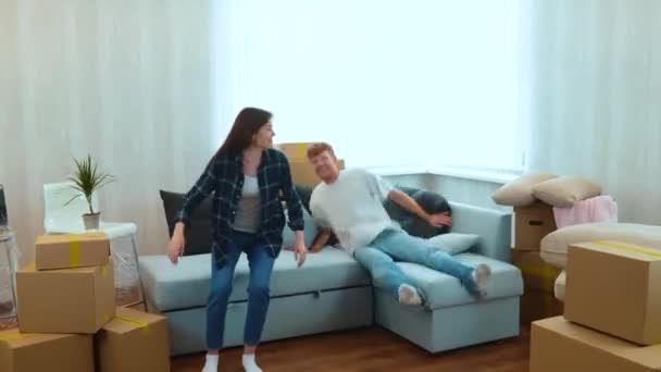 Pasangan Muda Bahagia Pria Tampan Dan Wanita Cantik Melompat Sofa — Stok Video