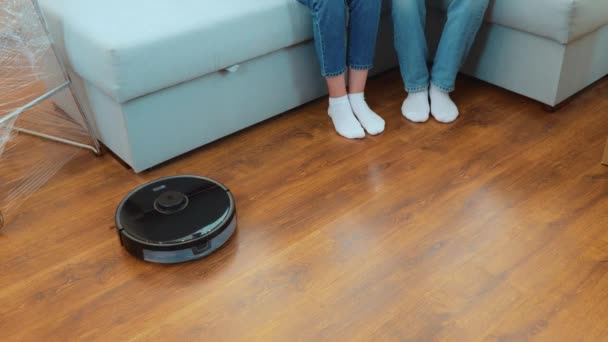 Vista Ángulo Alto Robot Moderno Limpiando Nuevo Apartamento Después Mudarse — Vídeos de Stock