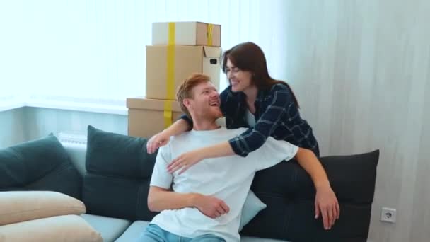 Kamera Bergerak Kembali Dari Pasangan Muda Ceria Pemilik Baru Apartemen — Stok Video