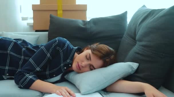 Beautiful Young Caucasian Woman Lying Sofa Living Room Fallen Asleep — Wideo stockowe