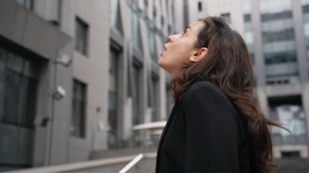 Genç Beyaz Kadın Büyük Şehirde Yürüyor Etrafa Bakıyor Şehir Merkezindeki — Stok video
