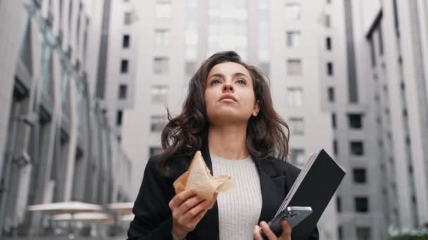 Ung Kaukasisk Kvinde Træder Ned Spiser Sandwich Sin Frokostpause Centrum – Stock-video