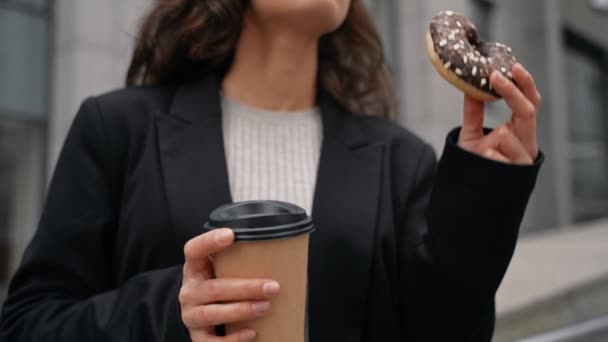 Young Caucasian Girl Eating Donut Drinking Coffee Center Downtown Woman — Stock Video