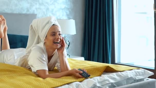 Blanke Vrouw Witte Badjas Handdoek Haar Hoofd Ligt Haar Bed — Stockvideo