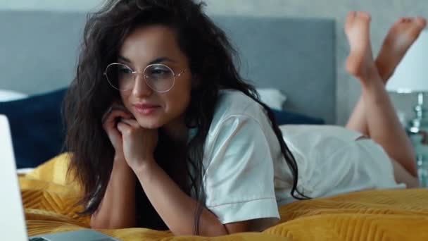 Caucasian Sexy Girl Long Dark Hair Wearing Glasses Lying Bed — Stock Video