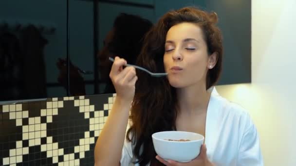 Kavkazská Pozitivní Mladá Žena Ochutnávající Lahodnou Snídani Doma Sexy Docela — Stock video