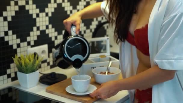 Modern Mutfakta Seksi Çamaşırlı Beyaz Çekici Bir Kadın Kahvaltı Hazırlayan — Stok video