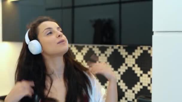 Mulher Morena Positiva Atraente Lingerie Vermelha Dançando Cozinha Ouvindo Música — Vídeo de Stock