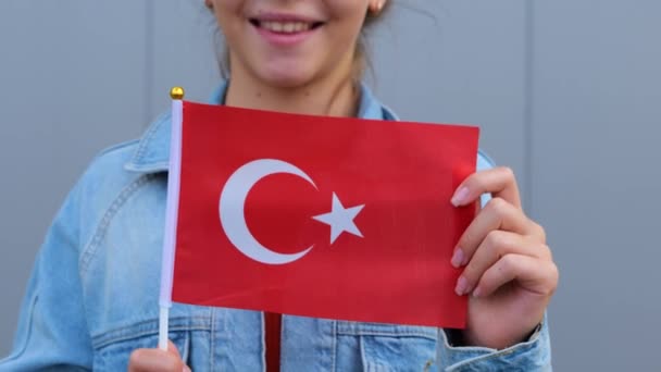 Ein Wunderschönes Kaukasisches Teenager Mädchen Rotem Shirt Und Jeansjacke Das — Stockvideo