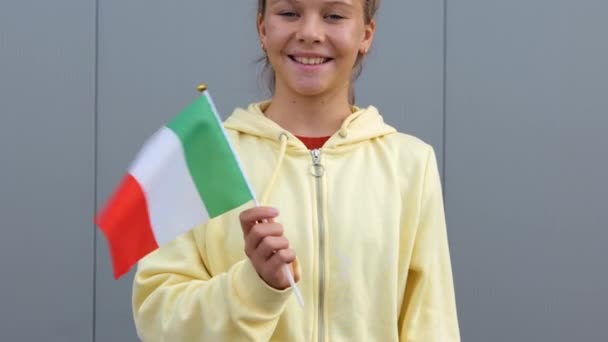Gyönyörű Fiatal Fehér Aranyos Sárga Kapucnis Tinédzser Kis Olasz Zászlót — Stock videók