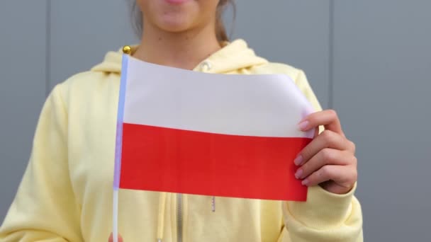 Kaukasische Junge Polnische Teenager Gelbem Kapuzenpulli Schwenken Kleine Polnische Flaggen — Stockvideo