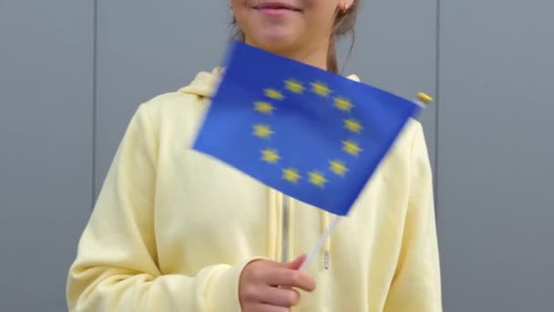 Kaukasiska Unga Kvinnliga Tonåringar Gul Huvtröja Viftar Med Liten Flagga — Stockvideo
