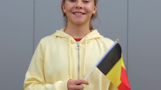 Белая Молодая Красивая Девушка Подросток Размахивающая Бельгийским Флагом Улыбающаяся Камеру — стоковое видео