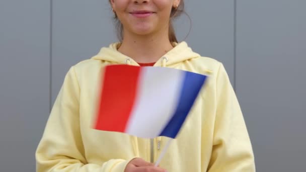 Küçük Fransız Bayrağı Sallayan Kameraya Gülümseyen Güzel Beyaz Bir Genç — Stok video