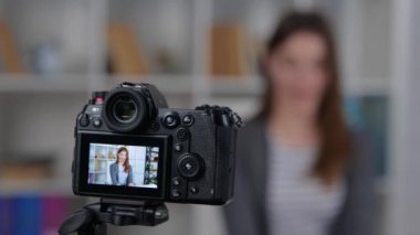 Kadın medya etkileyicisi evde çevrimiçi olarak konuşuyor. Video kayıt günlüğünün görüntüsü. Seçici odaklanma. Günlük konsepti
