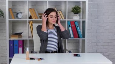 Telsiz kulaklıkla müzik dinleyen çekici, genç esmer bayan cep telefonu kullanıyor, eğleniyor ve dans ediyor. Yaşam tarzı kavramı