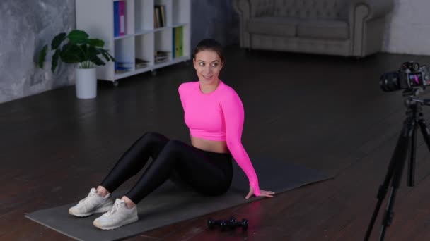 Bloger Fitness Sportowym Ubraniu Leżącym Macie Wykonującym Ćwiczenia Podczas Nagrywania — Wideo stockowe